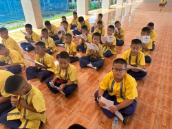 20240705172437.jpg - โรงเรียนบ้านหนองโค้ง จัดกิจกรรมธรรมะชำระใจ ทุกวันศุกร์ เพื่อให้นักเรียนทุกระดับชั้น ได้สวดมนต์สรรเสริญพระรัตนตรัย สวดมนต์ทำนองสรภัญญะ ปลูกฝังคุณธรรมจริยธรรม ร่วมสืบสานขนบธรรมเนียบประเพณี  | https://bannongkong.ac.th