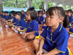 20240705172439(2).jpg - โรงเรียนบ้านหนองโค้ง จัดกิจกรรมธรรมะชำระใจ ทุกวันศุกร์ เพื่อให้นักเรียนทุกระดับชั้น ได้สวดมนต์สรรเสริญพระรัตนตรัย สวดมนต์ทำนองสรภัญญะ ปลูกฝังคุณธรรมจริยธรรม ร่วมสืบสานขนบธรรมเนียบประเพณี  | https://bannongkong.ac.th