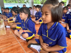 20240705172440(1).jpg - โรงเรียนบ้านหนองโค้ง จัดกิจกรรมธรรมะชำระใจ ทุกวันศุกร์ เพื่อให้นักเรียนทุกระดับชั้น ได้สวดมนต์สรรเสริญพระรัตนตรัย สวดมนต์ทำนองสรภัญญะ ปลูกฝังคุณธรรมจริยธรรม ร่วมสืบสานขนบธรรมเนียบประเพณี  | https://bannongkong.ac.th