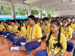 20240705172441.jpg - โรงเรียนบ้านหนองโค้ง จัดกิจกรรมธรรมะชำระใจ ทุกวันศุกร์ เพื่อให้นักเรียนทุกระดับชั้น ได้สวดมนต์สรรเสริญพระรัตนตรัย สวดมนต์ทำนองสรภัญญะ ปลูกฝังคุณธรรมจริยธรรม ร่วมสืบสานขนบธรรมเนียบประเพณี  | https://bannongkong.ac.th